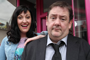 Common Ground. Image shows from L to R: Jill (Celia Pacquola), Rupert (Johnny Vegas). Copyright: Baby Cow Productions
