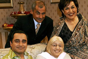 The Kumars At No. 42. Image shows from L to R: Sanjeev Kumar (Sanjeev Bhaskar), Dad (Vincent Ebrahim), Ummi (Meera Syal), Mum (Indira Joshi). Copyright: Hat Trick Productions