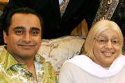 The Kumars. Image shows from L to R: Sanjeev (Sanjeev Bhaskar), Ummi (Meera Syal). Copyright: Hat Trick Productions / Avatar