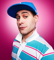 Lee Nelson's Well Good Show. Lee Nelson (Simon Brodkin). Copyright: Avalon Television