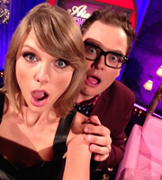 Alan Carr: Chatty Man. Image shows from L to R: Taylor Swift, Alan Carr. Copyright: Open Mike Productions