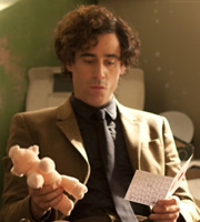 Dirk Gently. Dirk Gently (Stephen Mangan). Copyright: ITV Studios / The Welded Tandem Picture Company