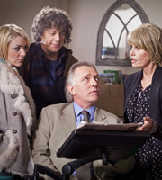 Jonathan Creek. Image shows from L to R: Joey Ross (Sheridan Smith), Jonathan Creek (Alan Davies), D.I. Gideon Pryke (Rik Mayall), Rosalind Tartikoff (Joanna Lumley). Copyright: BBC