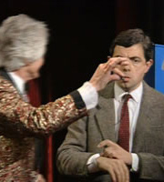 Mr. Bean. Image shows from L to R: Eddie Spangle (Alan Shaxon), Mr. Bean (Rowan Atkinson). Copyright: Tiger Aspect Productions