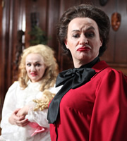 Psychobitches. Image shows from L to R: Bette Davis (Frances Barber), Joan Crawford (Mark Gatiss). Copyright: Tiger Aspect Productions