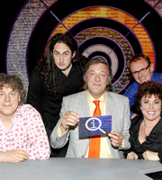 QI. Image shows from L to R: Alan Davies, Ross Noble, Stephen Fry, Sean Lock, Ruby Wax. Copyright: TalkbackThames