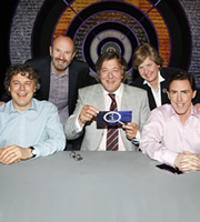 QI. Image shows from L to R: Alan Davies, Fred MacAulay, Stephen Fry, Sandi Toksvig, Rob Brydon. Copyright: TalkbackThames