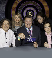 QI. Image shows from L to R: Alan Davies, Julia Zemiro, Stephen Fry, Ross Noble, Sue Perkins. Copyright: TalkbackThames