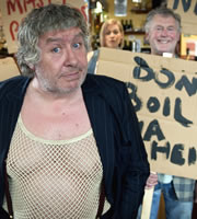 Rab C. Nesbitt. Image shows from L to R: Rab C. Nesbitt (Gregor Fisher), Jamesie Cotter (Tony Roper). Copyright: The Comedy Unit