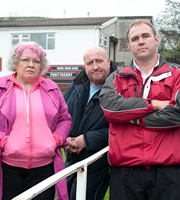 Stella. Image shows from L to R: Aunty Brenda (Di Botcher), Alan (Steve Speirs), Scott Quinnell. Copyright: Tidy Productions