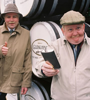 Still Game. Image shows from L to R: Victor McDade (Greg Hemphill), Jack Jarvis (Ford Kiernan). Copyright: The Comedy Unit / Effingee Productions