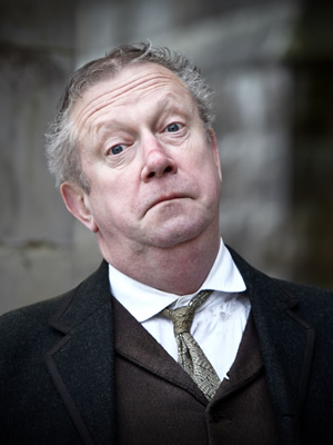 Blandings. Beach (Mark Williams). Copyright: Mammoth Screen