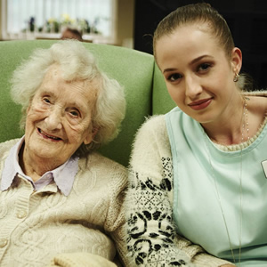 Derek. Image shows from L to R: Edna (Margaret Towner), Vicky (Holli Dempsey). Copyright: Derek Productions