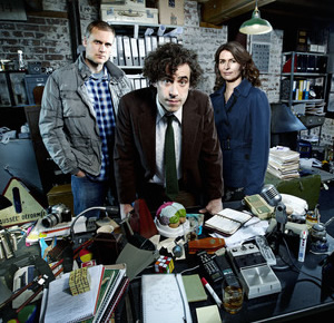 Dirk Gently. Image shows from L to R: Richard MacDuff (Darren Boyd), Dirk Gently (Stephen Mangan), Susan Harmison (Helen Baxendale). Copyright: ITV Studios / The Welded Tandem Picture Company