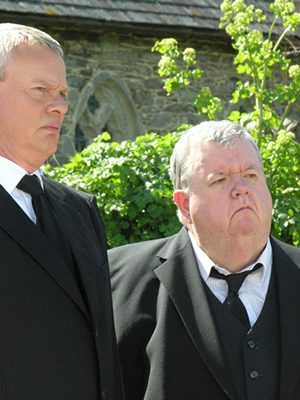 Doc Martin. Image shows from L to R: Dr Martin Ellingham (Martin Clunes), Bert Large (Ian McNeice). Copyright: Buffalo Pictures / Homerun Productions