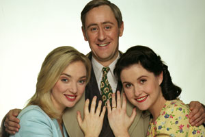 Goodnight Sweetheart. Image shows from L to R: Yvonne Sparrow (Emma Amos), Gary Sparrow (Nicholas Lyndhurst), Phoebe Sparrow (Elizabeth Carling). Copyright: Alomo Productions / BBC