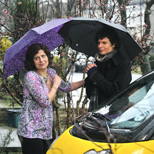 Grandma's House. Image shows from L to R: Tanya (Rebecca Front), Simon (Simon Amstell). Copyright: Tiger Aspect Productions