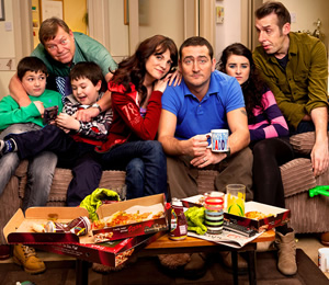 In With The Flynns. Image shows from L to R: Steve (Daniel Rogers), Jim (Warren Clarke), Mikey (Lorenzo Rodriguez), Caroline (Niky Wardley), Liam (Will Mellor), Chloe (Orla Poole), Tommy (Craig Parkinson). Copyright: Caryn Mandabach Productions