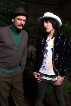 The Mighty Boosh. Image shows from L to R: Howard Moon (Julian Barratt), Vince Noir (Noel Fielding). Copyright: Baby Cow Productions