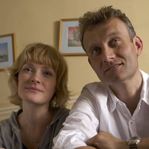 Outnumbered. Image shows from L to R: Sue (Claire Skinner), Pete (Hugh Dennis). Copyright: Hat Trick Productions