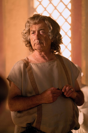 Plebs. Daedalus Greco (Tony Robinson). Copyright: RISE Films