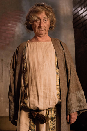 Plebs. Daedalus Greco (Tony Robinson). Copyright: RISE Films