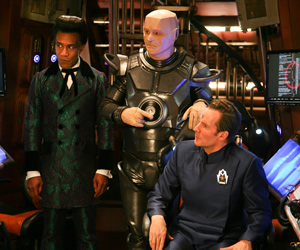 Red Dwarf. Image shows from L to R: Cat (Danny John-Jules), Kryten (Robert Llewellyn), Rimmer (Chris Barrie). Copyright: Grant Naylor Productions / BBC