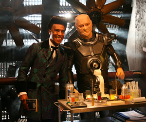 Red Dwarf. Image shows from L to R: Cat (Danny John-Jules), Kryten (Robert Llewellyn). Copyright: Grant Naylor Productions / BBC