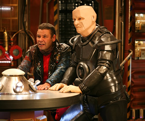 Red Dwarf. Image shows from L to R: Lister (Craig Charles), Kryten (Robert Llewellyn). Copyright: Grant Naylor Productions / BBC