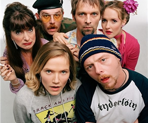 Spaced. Image shows from L to R: Marsha Klein (Julia Deakin), Mike Watt (Nick Frost), Daisy Steiner (Jessica Hynes), Brian Topp (Mark Heap), Tim Bisley (Simon Pegg), Twist Morgan (Katy Carmichael). Copyright: London Weekend Television