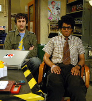 The IT Crowd. Image shows from L to R: Roy (Chris O'Dowd), Moss (Richard Ayoade). Copyright: TalkbackThames