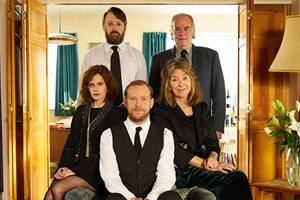 Back. Image shows from L to R: Cass (Louise Brealey), Stephen (David Mitchell), Andrew (Robert Webb), Uncle Geoff (Geoffrey McGivern), Ellen (Julia Deakin). Copyright: That Mitchell & Webb Company / Big Talk Productions