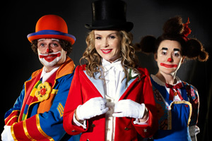 Big Top. Image shows from L to R: Geoff (John Thomson), Lizzie (Amanda Holden), Helen (Sophie Thompson). Copyright: Big Bear Films