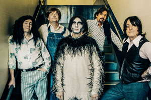 Brian Pern. Image shows from L to R: Pat Quid (Paul Whitehouse), Mike Phillips (Philip Pope), Brian Pern (Simon Day), Tony Pebblé (Nigel Havers), John (David Cummings). Copyright: BBC