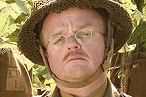 Dad's Army. Captain George Mainwaring (Toby Jones). Copyright: Universal Pictures / DJ Films