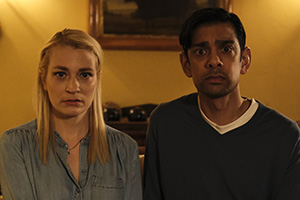 Klokkenluider. Image shows left to right: Silke (Sura Dohnke), Ewan (Amit Shah)