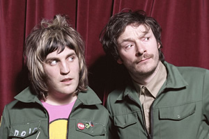 The Mighty Boosh. Image shows from L to R: Vince Noir (Noel Fielding), Howard Moon (Julian Barratt). Copyright: Baby Cow Productions