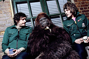 The Mighty Boosh. Image shows left to right: Howard Moon (Julian Barratt), Bollo (Dave Brown), Vince Noir (Noel Fielding)