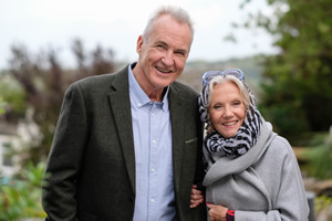 Pitching In. Image shows from L to R: Frank (Larry Lamb), Iona (Hayley Mills)