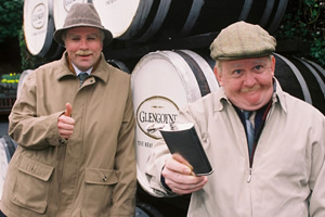 Still Game. Image shows from L to R: Victor McDade (Greg Hemphill), Jack Jarvis (Ford Kiernan). Copyright: The Comedy Unit