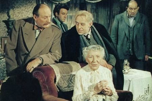 The Ladykillers. Image shows from L to R: Major Claude Courtney (Cecil Parker), Harry Robinson (Peter Sellers), Professor Marcus (Alec Guinness), Louisa Alexandra Wilberforce (Katie Johnson), 'One-Round' Lawson (Danny Green). Copyright: STUDIOCANAL