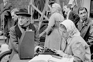 Alec Guinness and members of the crew pictured on location. Credit: STUDIOCANAL