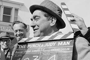 Tony Hancock, filming The Punch And Judy Man on location. Wally Pinner (Tony Hancock). Credit: MacConkey Productions