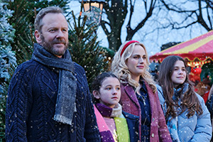 Tinsel Town. Image shows left to right: Bradley Mack (Kiefer Sutherland), Emma (Matilda Firth), Jill (Rebel Wilson), Cara (Theodora Williams)