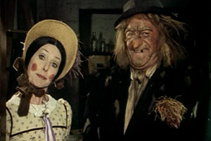 Worzel Gummidge Down Under. Image shows from L to R: Aunt Sally (Una Stubbs), Worzel Gummidge (Jon Pertwee)