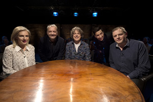 Alan Davies: As Yet Untitled. Image shows from L to R: Lucy Montgomery, Bob Mortimer, Alan Davies, Russell Kane, Miles Jupp. Copyright: Phil McIntyre Entertainment