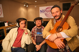 Mid Morning Matters With Alan Partridge. Image shows from L to R: Alan Partridge (Steve Coogan), Sidekick Simon (Tim Key), Blackbird Goodbrooke (Julian Barratt). Copyright: Baby Cow Productions