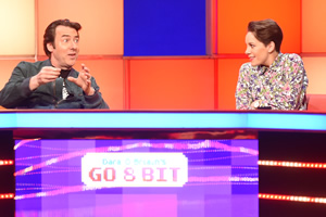 Dara O Briain's Go 8 Bit. Image shows from L to R: Jonathan Ross, Suzi Ruffell. Copyright: DLT Entertainment Ltd.