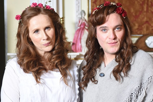 Drunk History. Image shows from L to R: Elsie Wright (Catherine Tate), Frances Griffiths (Mathew Horne). Copyright: Tiger Aspect Productions