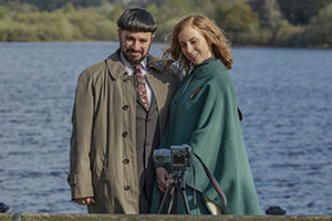 Everyone Else Burns. Image shows left to right: David Lewis (Simon Bird), Fiona Lewis (Kate O'Flynn)